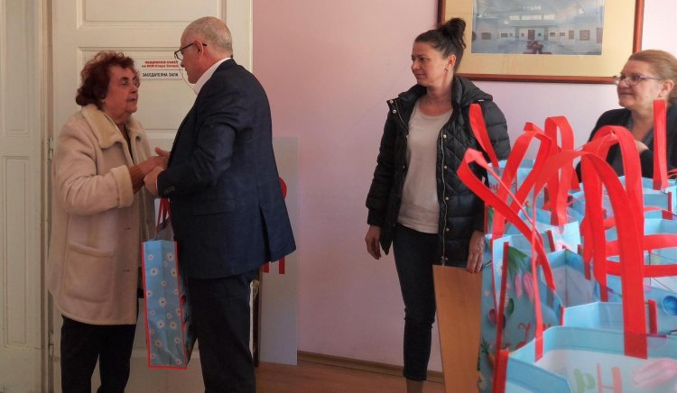 Социалистите от Стара Загора,  Дряново и Нови пазар раздадоха козунаци на най-нуждаещите се 