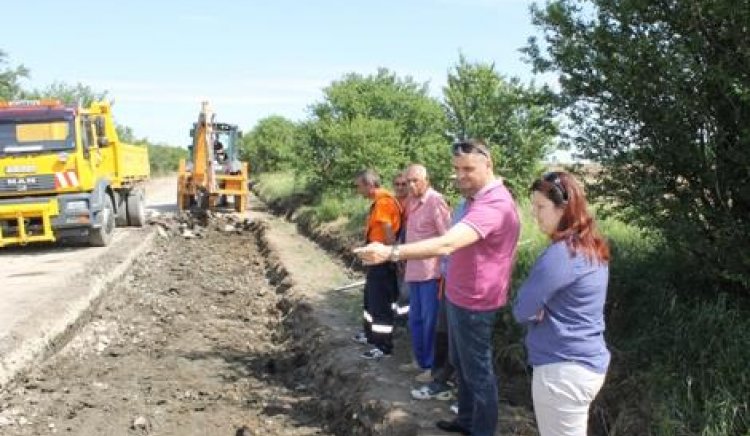 Кирил Добрев провери на място ремонта на пътя Агатово-Крамолин